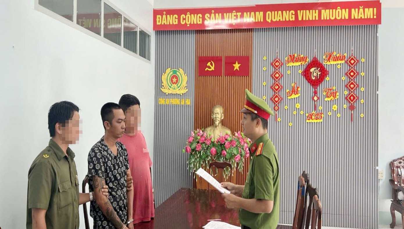 Cơ quan CSĐT Công an tỉnh Kiên Giang tống đạt quyết định khởi tố và lệnh bắt tạm giam Nguyễn Vũ Bằng.