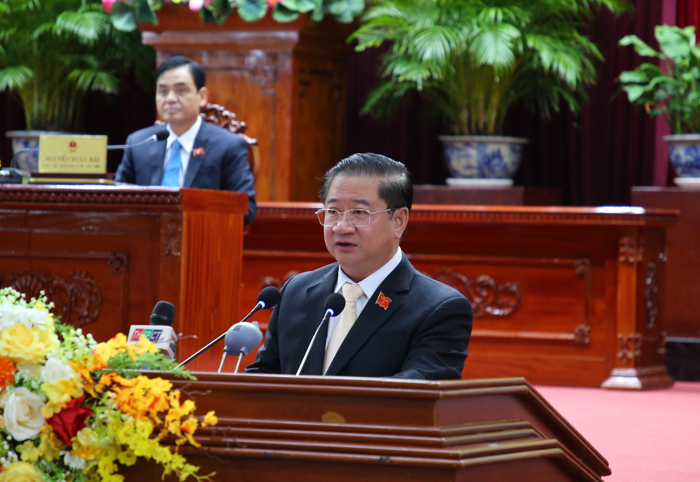 Chủ tịch UBND TP. Cần Thơ - Trần Việt Trường trình bày báo cáo thực hiện nghị quyết của HĐND TP. Ảnh: Nhật Huy.