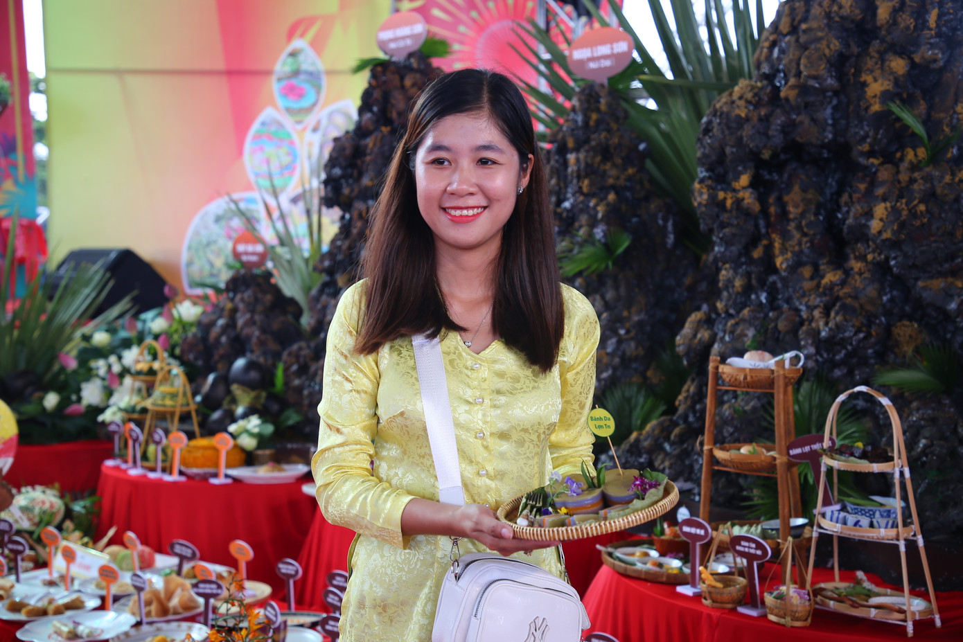 Du khách thích thú với 100 món bánh được làm từ thốt nốt. Du khách thích thú với 100 món bánh được làm từ thốt nốt.