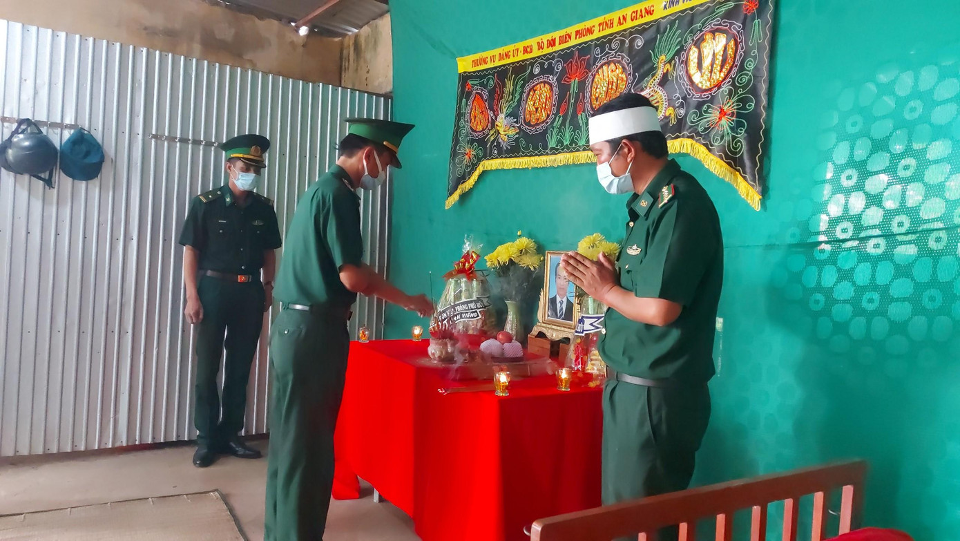 Đồng đội đến viếng cha ruột của Đại uý Diệp Sơn Đông. Ảnh: Thái Bình.