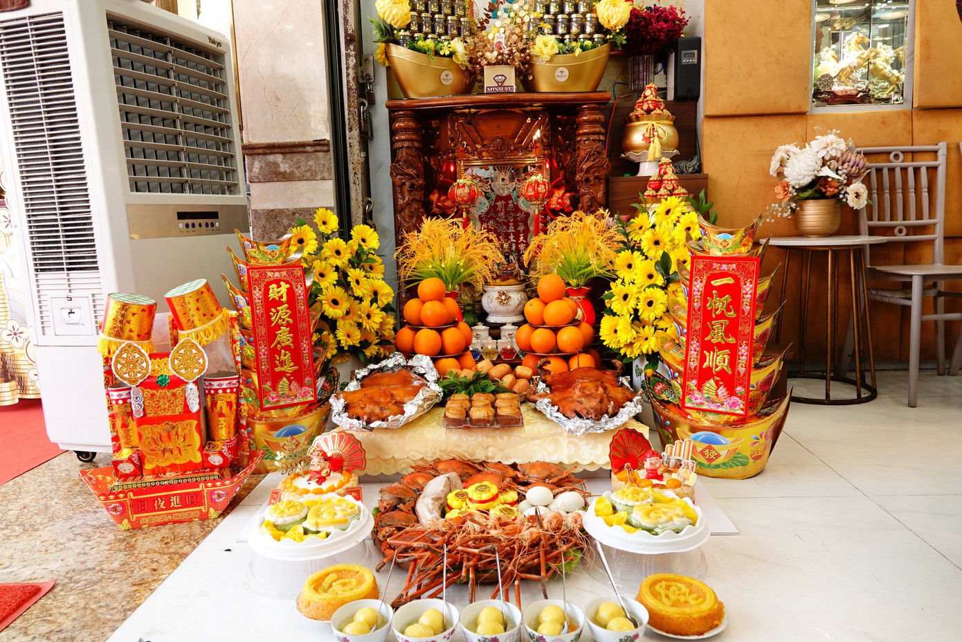 Mâm cúng ngày vía Thần tài được chuẩn bị tươm tất.