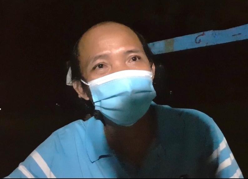 Sau giờ dạy, thầy Nguyễn Văn Cấn giáo viên Trường THCS Vĩnh Hội Đông phối hợp cùng biên phòng tham gia tuần tra cùng lực lượng biên phòng.