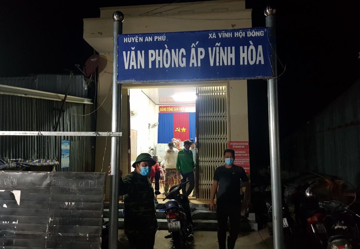 Khoảng 18 giờ, nhiều giáo viên tập trung tại trụ sở Văn phòng ấp Vĩnh Hòa để xuất phát đến chốt tuần tra.