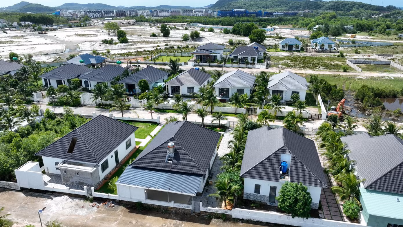 79 căn biệt thự xây dựng trái phép nằm trong khu đất rộng 18,9 ha. Khu đất này trước đây là đất rừng phòng hộ, do UBND xã Dương Tơ quản lý. Tuy nhiên, hiện trạng nơi này đã thay đổi do nhiều tổ chức, cá nhân bao chiếm, thực hiện việc san lấp và xây dựng công trình nhà ở trái phép