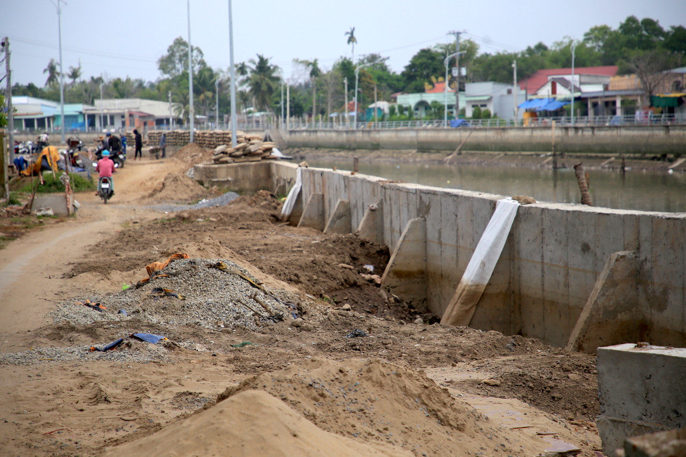 Gần 3 năm chưa hoàn thành 2,8km kè.