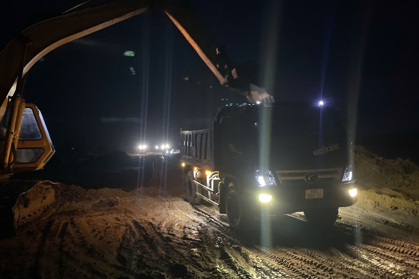 Các nhà thầu tăng ca, bổ sung máy móc, tổ chức thi công ngày đêm.