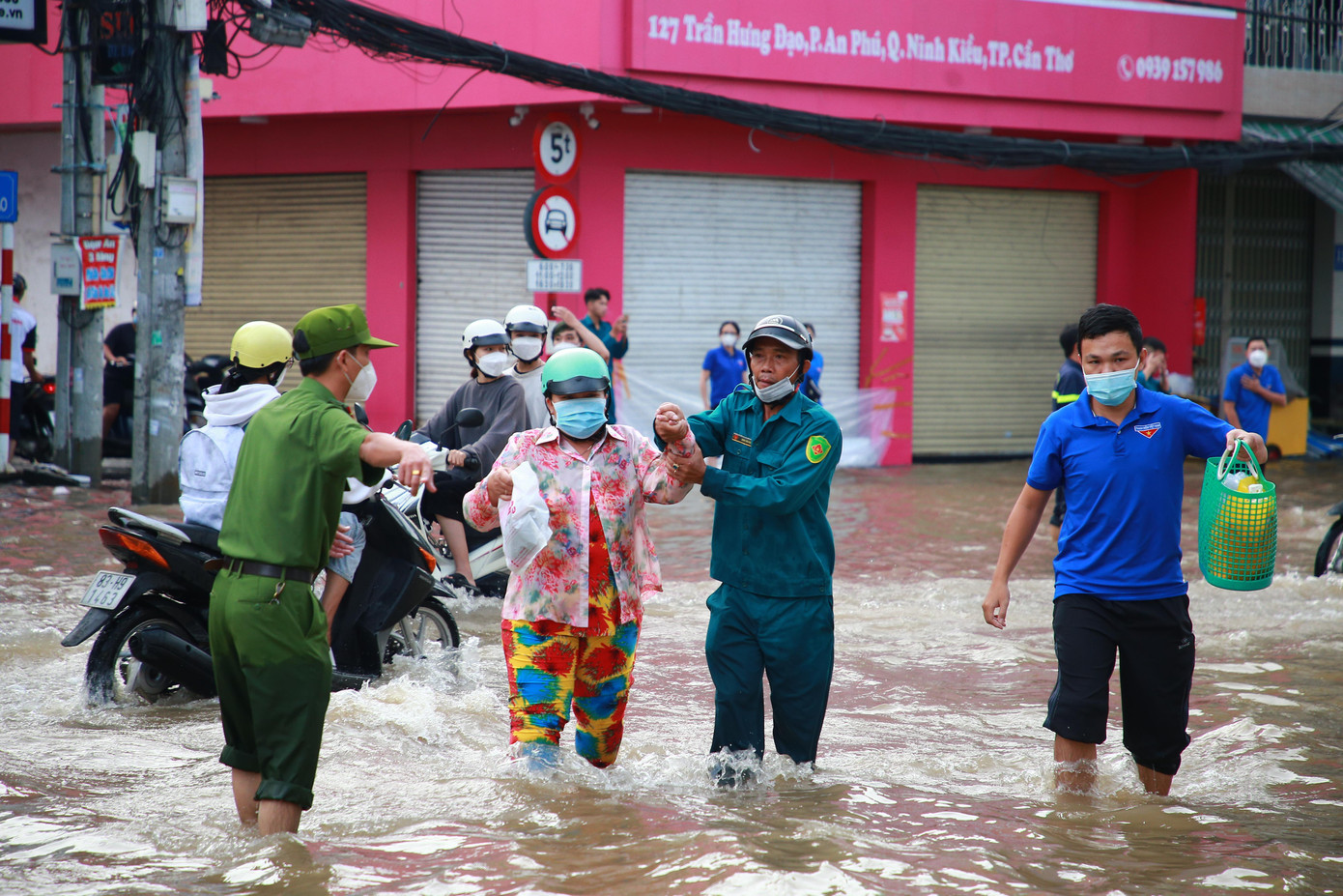 Hỗ trợ người dân qua những chỗ ngập sâu. Hỗ trợ người dân qua những chỗ ngập sâu.