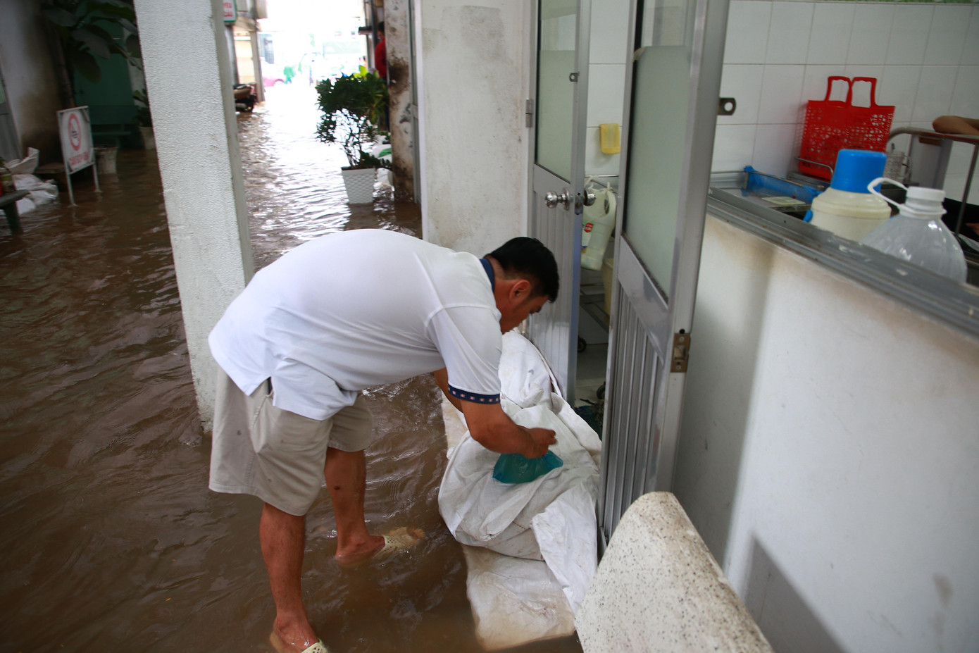 Dùng bao cát che chắn nước. Dùng bao cát che chắn nước.
