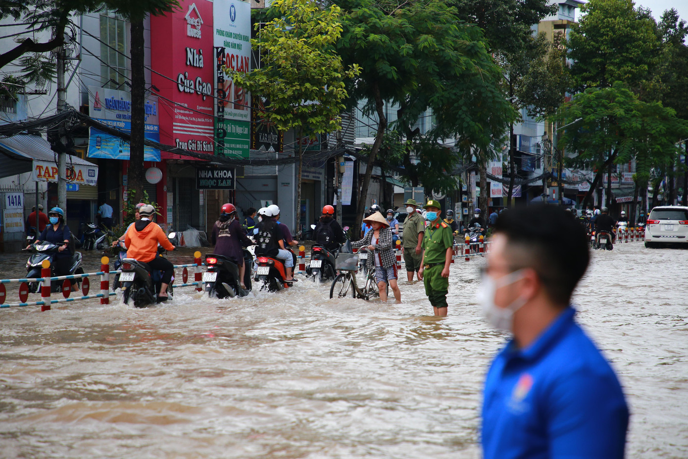 Đây là ngày thứ 4 triều cường vượt báo động III. Đây là ngày thứ 4 triều cường vượt báo động III.