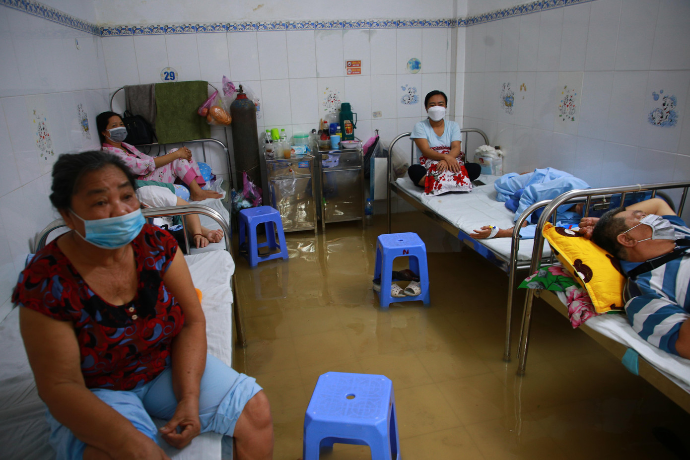 Nước dâng cao tràn vào bên trong bệnh viện. Nước dâng cao tràn vào bên trong bệnh viện.