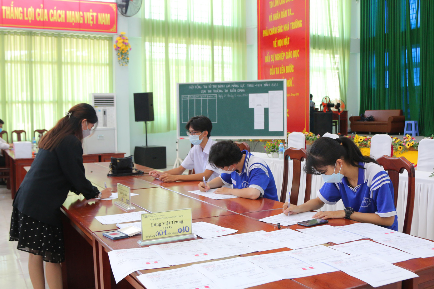 Thí sinh điều chỉnh sai sót thông tin trước khi bước vào phòng thi Thí sinh điều chỉnh sai sót thông tin trước khi bước vào phòng thi