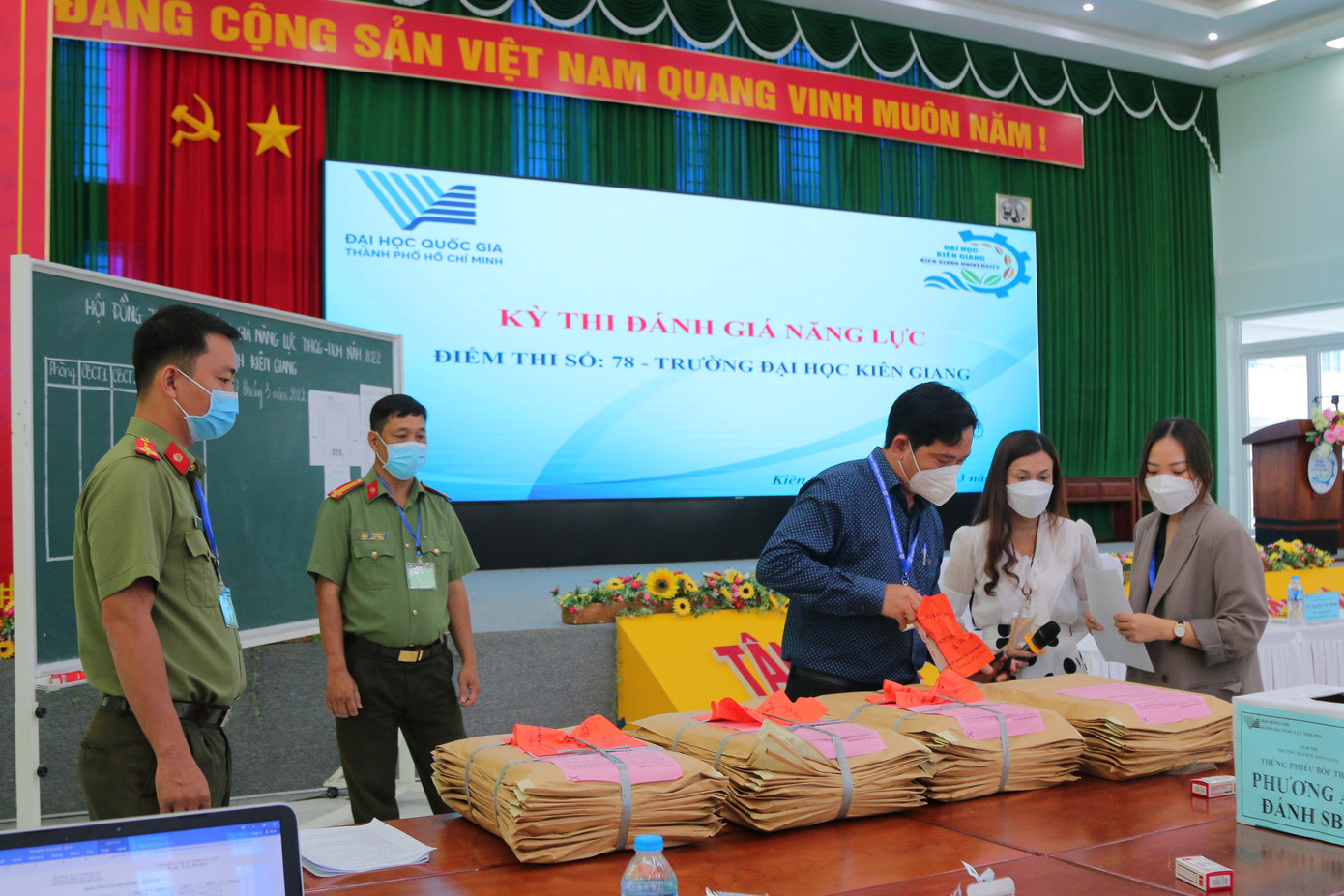 Hội đồng thi kiểm tra đề thi. Hội đồng thi kiểm tra đề thi.