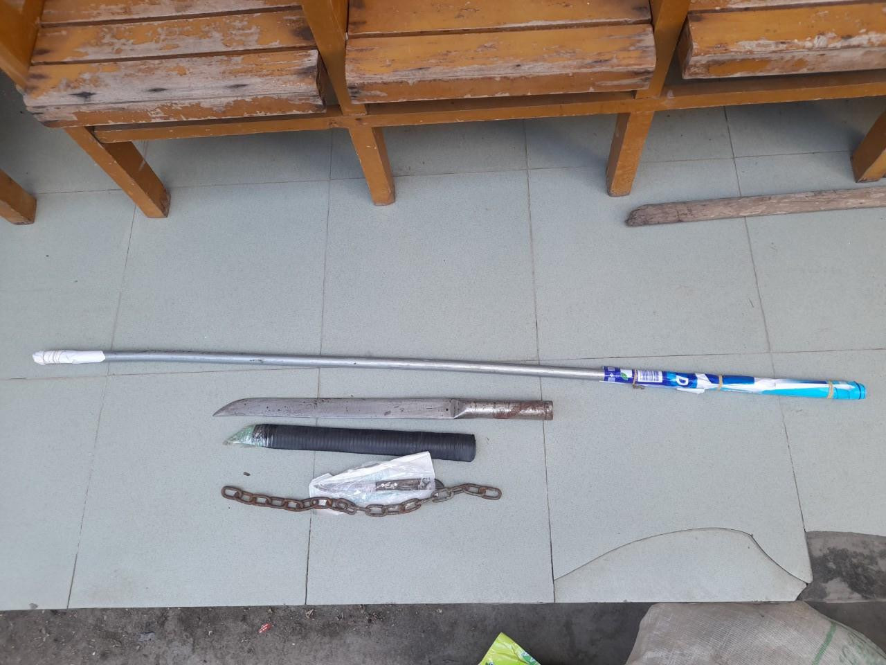 Hung khí cơ quan công an thu giữ. Hung khí cơ quan công an thu giữ.