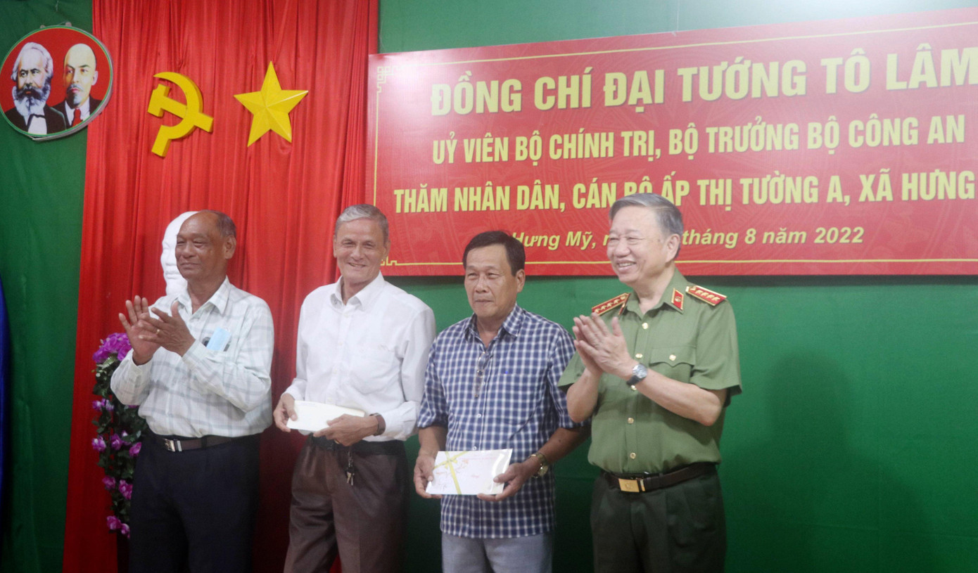 Bộ trưởng Tô Lâm thăm, tặng quà nhân dân, cán bộ ấp Thị Tường A, xã Hưng Mỹ.. Bộ trưởng Tô Lâm thăm, tặng quà nhân dân, cán bộ ấp Thị Tường A, xã Hưng Mỹ..