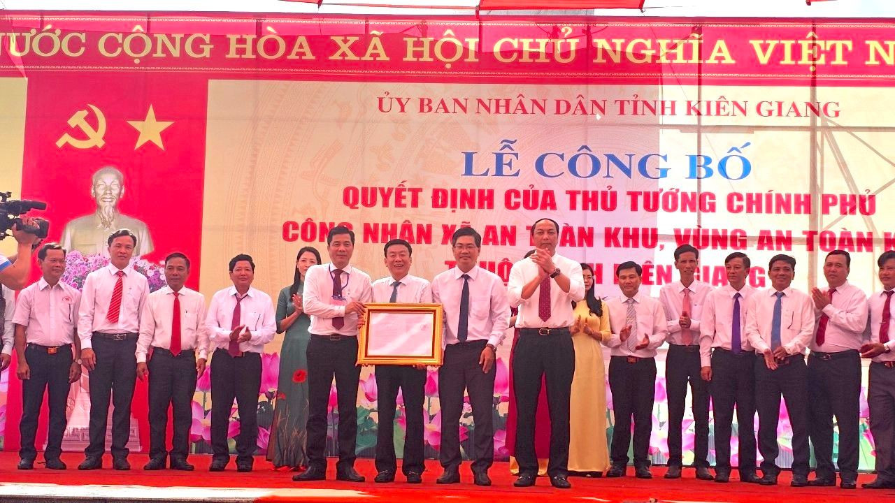 UBND tỉnh Kiên Giang trao quyết định của Thủ tướng Chính phủ về việc công nhận xã An toàn khu và vùng An toàn khu liên huyện U Minh Thượng, An Minh và Vĩnh Thuận. Ảnh: PV UBND tỉnh Kiên Giang trao quyết định của Thủ tướng Chính phủ về việc công nhận xã An toàn khu và vùng An toàn khu liên huyện U Minh Thượng, An Minh và Vĩnh Thuận. Ảnh: PV