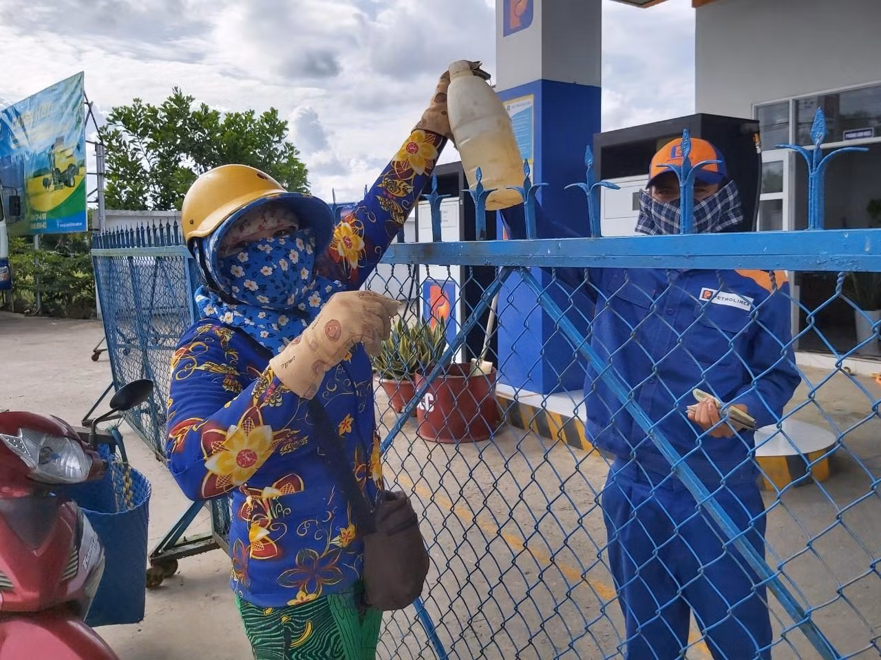 Người dân đem can nhựa đến mua.