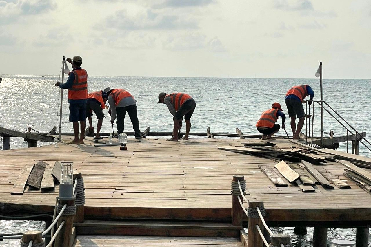 Lực lượng chức năng phá dỡ các bungalow xây trái phép. Lực lượng chức năng phá dỡ các bungalow xây trái phép.