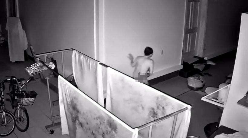 Camera ghi lại cảnh Huỳnh Văn Tâm cởi quần áo, đột nhập nhà dân trộm tài sản. Ảnh cắt từ clip. Camera ghi lại cảnh Huỳnh Văn Tâm cởi quần áo, đột nhập nhà dân trộm tài sản. Ảnh cắt từ clip.