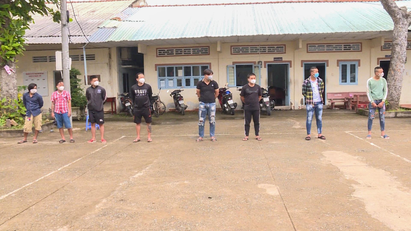 Nhóm thanh niên bị công an tạm giữ hình sự để phục vụ công tác điều tra. Ảnh CA.