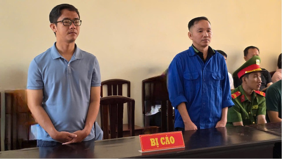 Bị cáo Quyền và Huy tại phiên tòa. Bị cáo Quyền và Huy tại phiên tòa.