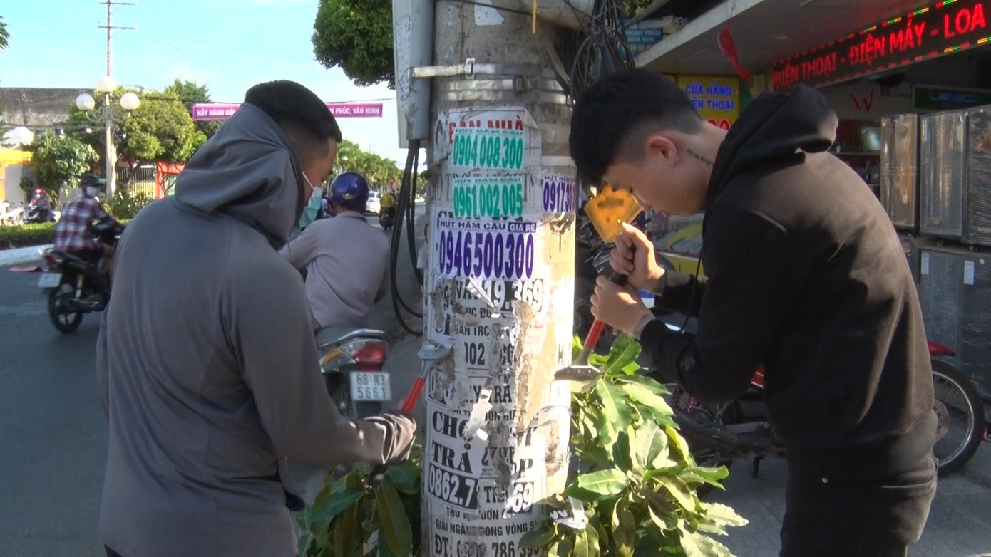 Ngoài bị xử phạt hành chính, các đối tượng phải khắc phục hậu quả, tẩy xóa tờ quảng cáo dán trên trụ điện.-Ảnh: V. Vũ. Ngoài bị xử phạt hành chính, các đối tượng phải khắc phục hậu quả, tẩy xóa tờ quảng cáo dán trên trụ điện.-Ảnh: V. Vũ.