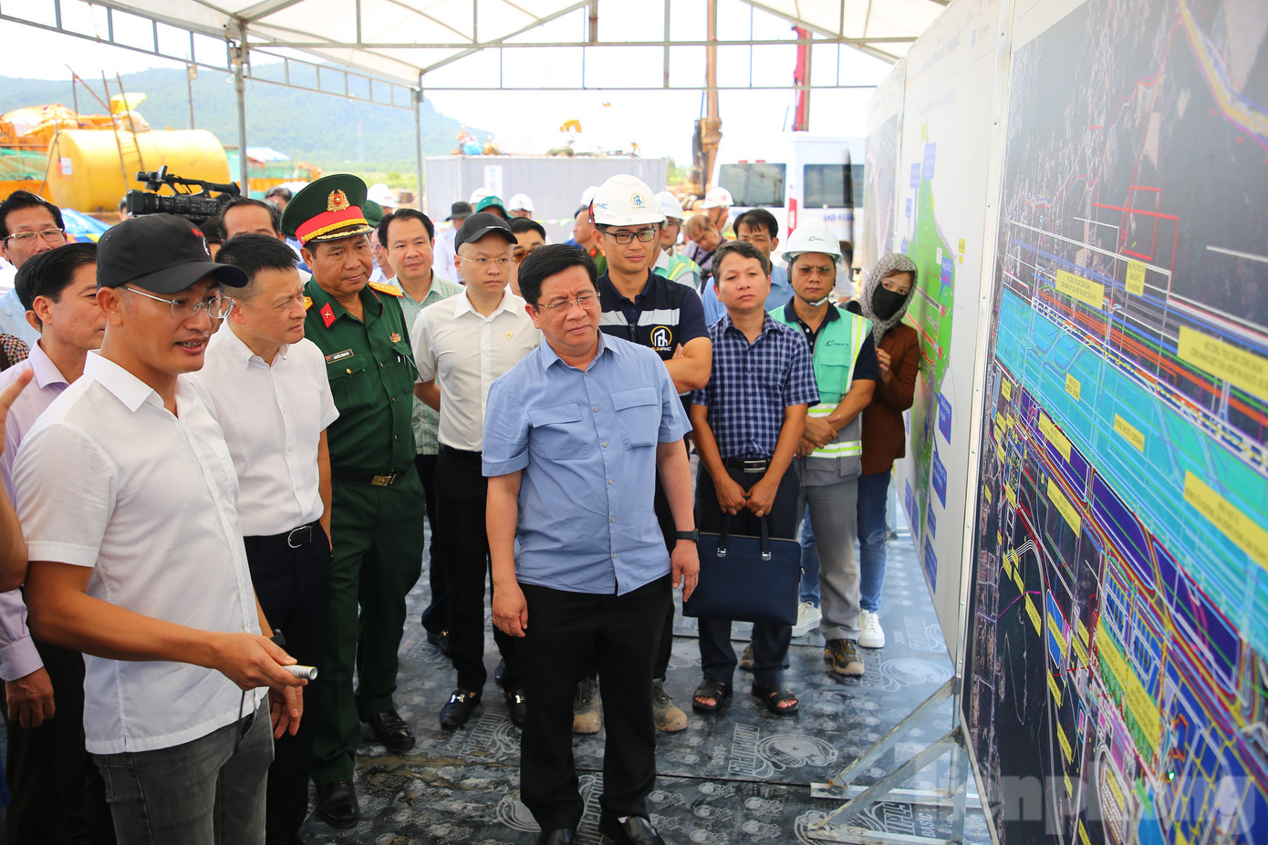 Chủ tịch UBND tỉnh An Giang - Hồ Văn Mừng (áo xanh) kiểm tra dự án mở rộng sân bay Phú Quốc. Chủ tịch UBND tỉnh An Giang - Hồ Văn Mừng (áo xanh) kiểm tra dự án mở rộng sân bay Phú Quốc.