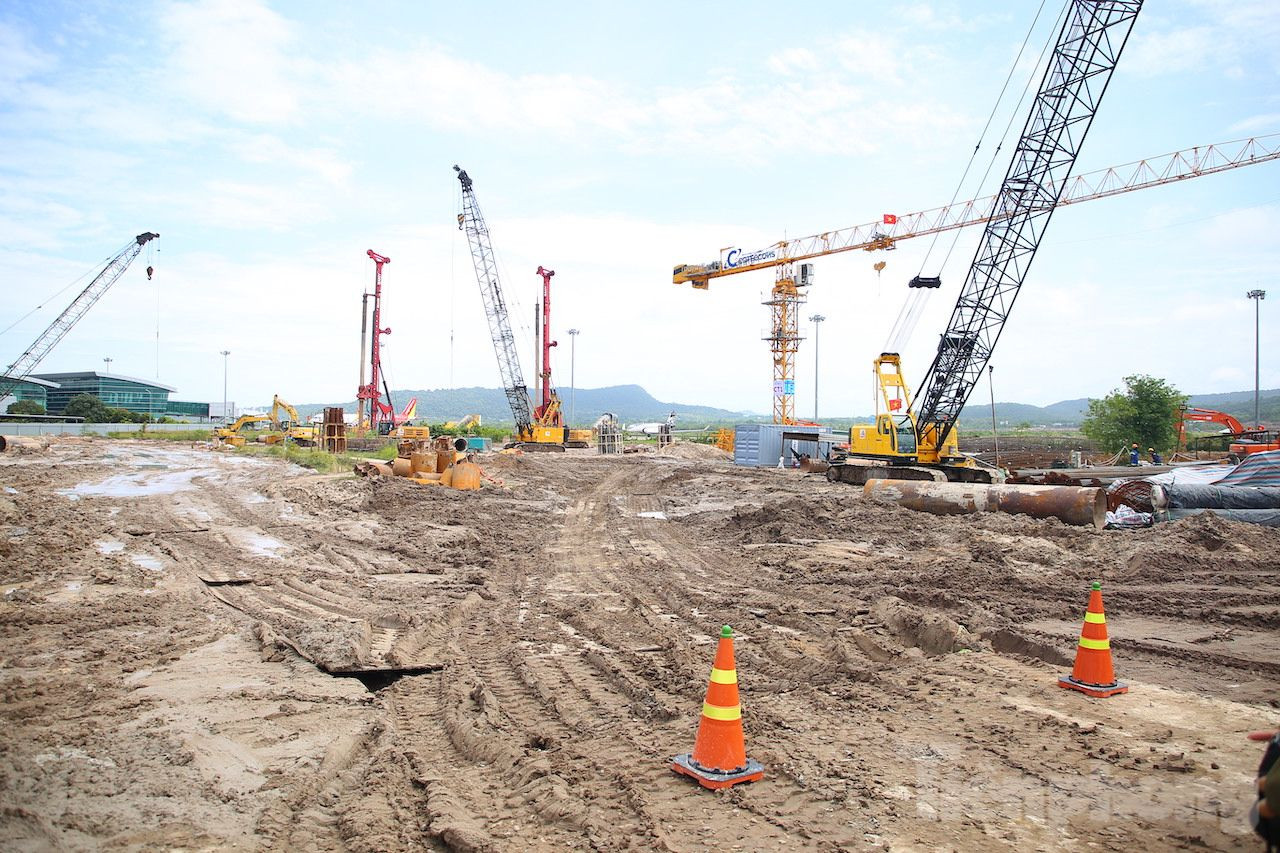 Máy móc đang được huy động để thi công dự án mở rộng Cảng hàng không quốc tế Phú Quốc Máy móc đang được huy động để thi công dự án mở rộng Cảng hàng không quốc tế Phú Quốc