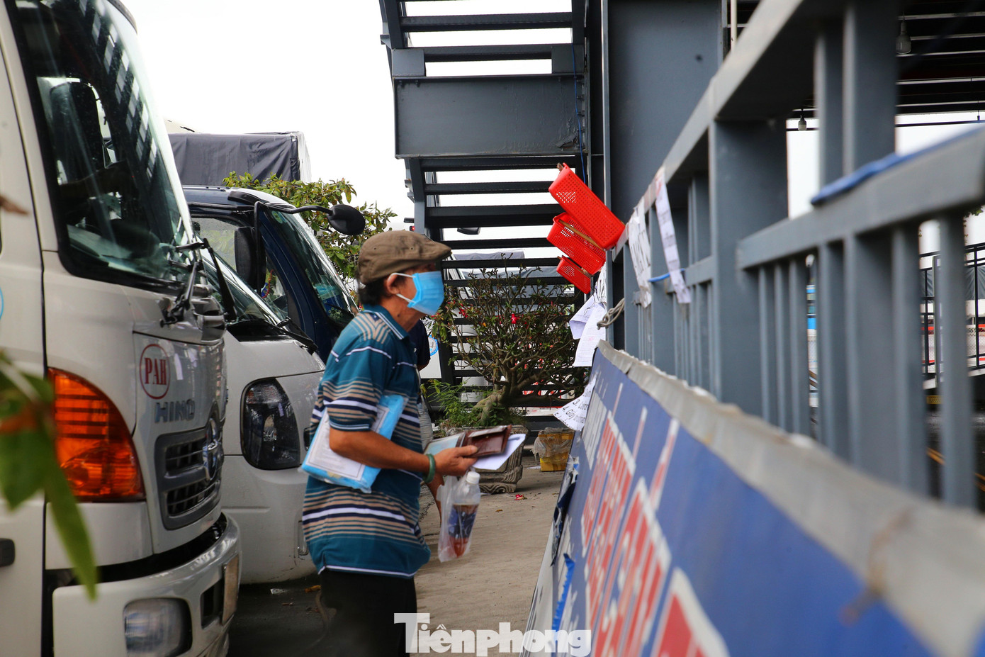 Thực hiện công văn của UBND TP. Cần Thơ, ngày 22/8, Sở Giao thông Vận tải đã có hướng dẫn chi tiết việc đăng ký. Theo đó, Sở Công Thương TP. Cần Thơ sẽ tiếp nhận đăng ký đối với phương tiện vận chuyển hàng hóa phục vụ xây dựng, sản xuất, kinh doanh, tiêu dùng... Ban Quản lý các khu chế xuất và công nghiệp Cần Thơ sẽ tiếp nhận đăng ký đối với các phương tiện vận chuyển hàng hóa xuất nhập khẩu... trong và ngoài các khu chế xuất, khu công nghiệp. Các phương tiện vận chuyển khác sẽ đăng ký với UBND các quận, huyện.