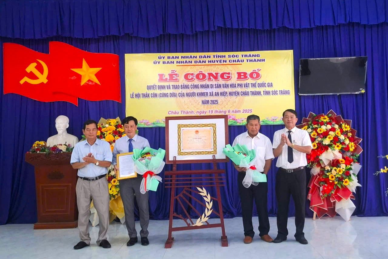 Ông Nguyễn Văn Khởi, Phó Chủ tịch UBND tỉnh Sóc Trăng (ngoài cùng bên phải) trao Quyết định cho lãnh đạo địa phương.