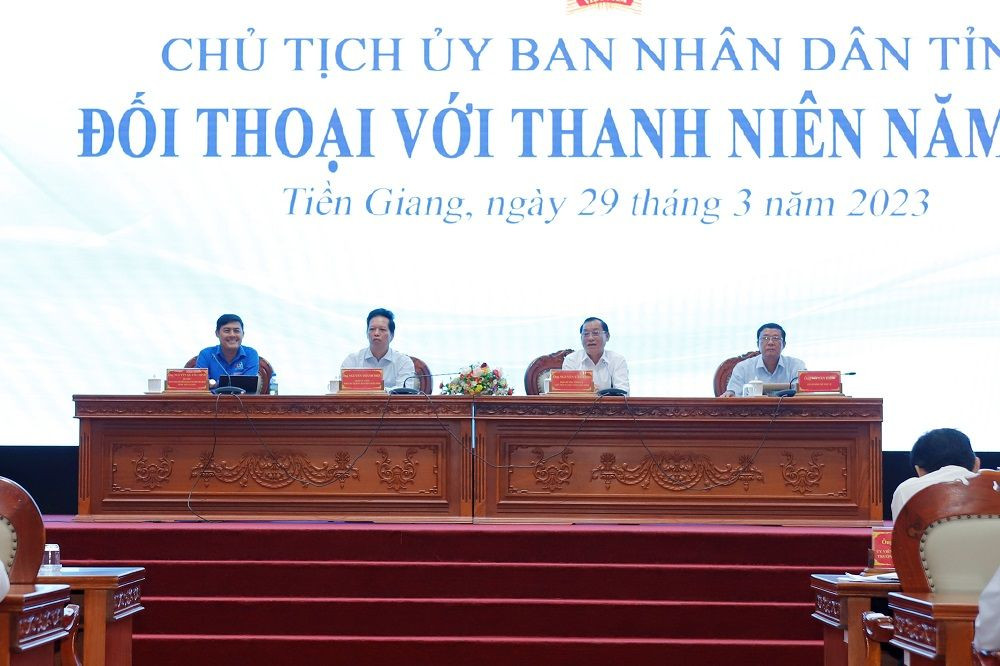 Lãnh đạo tỉnh Tiền Giang chủ trì buổi đối thoại với thanh niên.