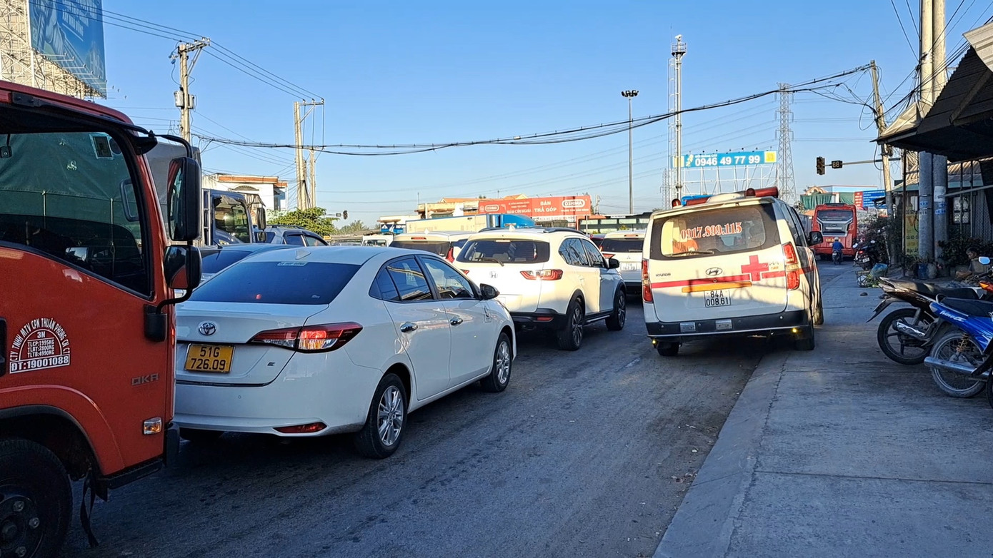 Vụ tai nạn khiến giao thông ùn ứ nghiêm trọng. Ảnh: Thảo Vy. Vụ tai nạn khiến giao thông ùn ứ nghiêm trọng. Ảnh: Thảo Vy.