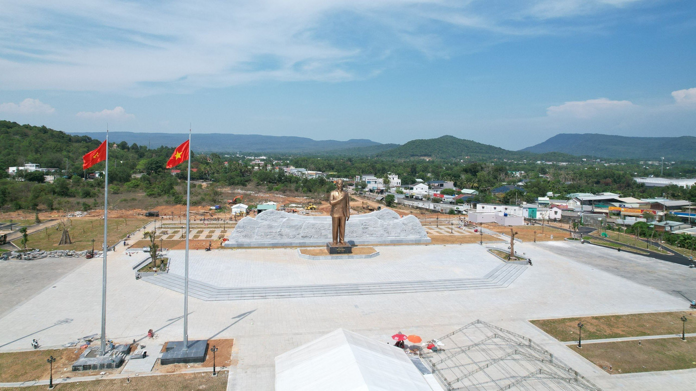 Tượng đài Bác Hồ cao 20,7m; trong đó tượng Bác chất liệu hợp kim đồng cao 18m, đế tượng hợp kim đồng cao 0,3m, bệ tượng bằng đá tự nhiên cao 2,4m. Tượng Bác đặt tay phải lên ngực trái thể hiện ý nghĩa “Miền Nam trong trái tim tôi”. Tượng Bác Hồ được chế tác tại làng đúc đồng truyền thống của huyện Ý Yên, tỉnh Nam Định.