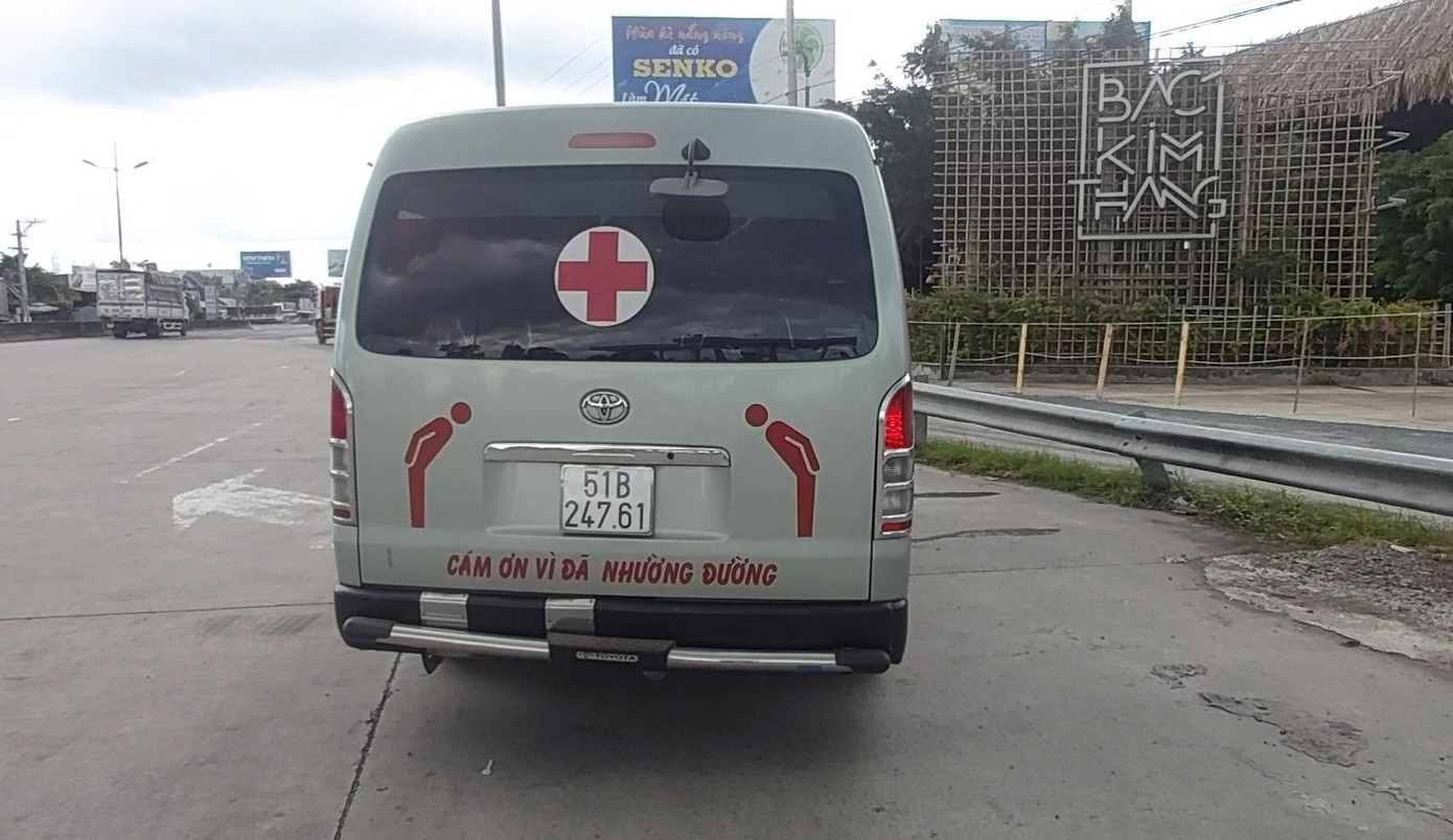 Xe cứu thương chở người không phải là bệnh nhân qua chốt kiểm soát dịch. Ảnh: Châu Thành. Xe cứu thương chở người không phải là bệnh nhân qua chốt kiểm soát dịch. Ảnh: Châu Thành.
