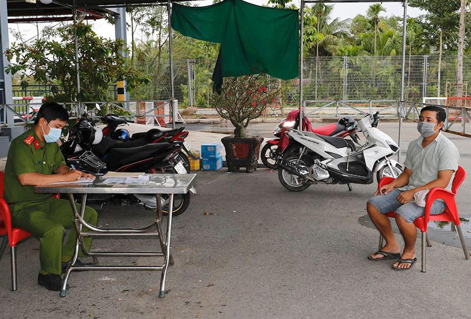 Công an lấy lời khai của tài xế Phan Minh Nhựt.