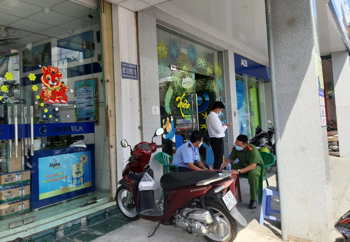 Công an lấy lời khai của những người có liên quan.