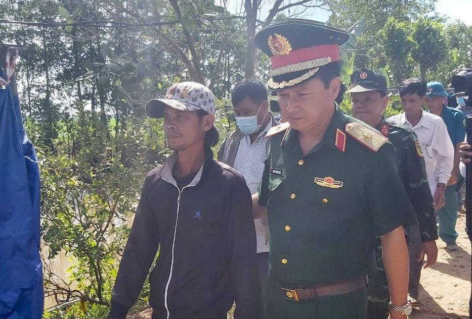 Cha bé Hạo Nam (bìa trái) mong sớm đưa thi thể con về nhà. Cha bé Hạo Nam (bìa trái) mong sớm đưa thi thể con về nhà.