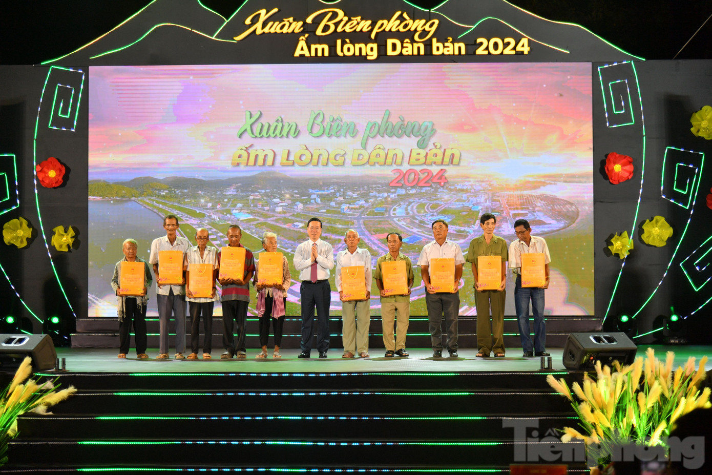 Chủ tịch nước Võ Văn Thưởng tặng quà cho bà con nghèo biên giới Hà Tiên.