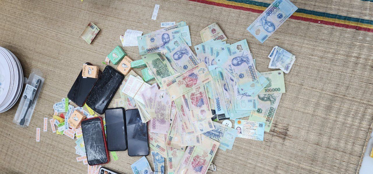 Tang vật thu giữ tại chiếu bạc. Ảnh: Văn Vũ.