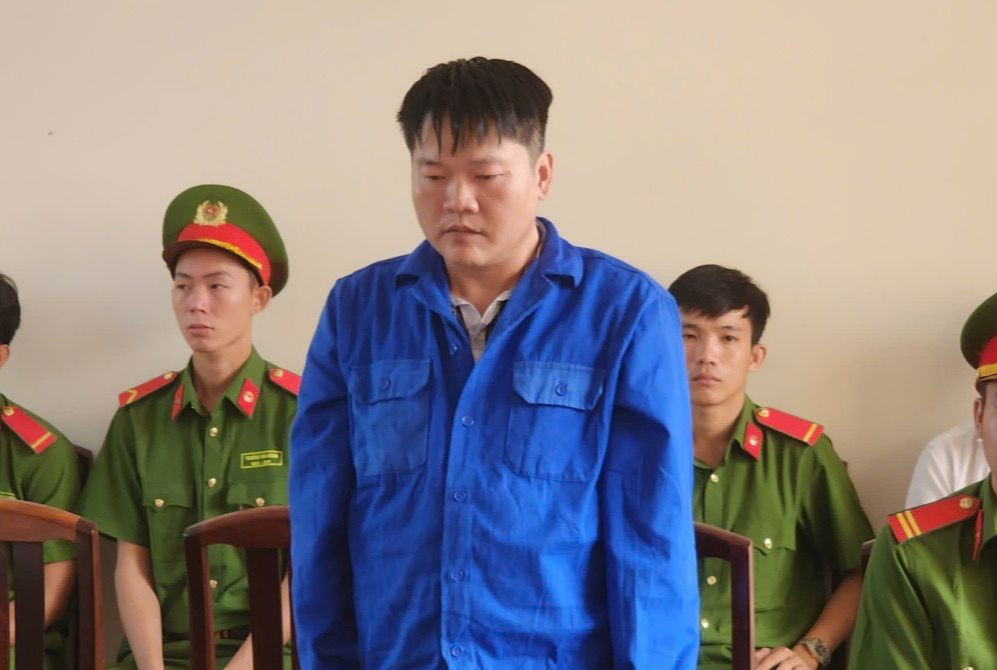 Bị cáo Nguyễn Việt Hùng tại toà. Ảnh: Văn Vũ.