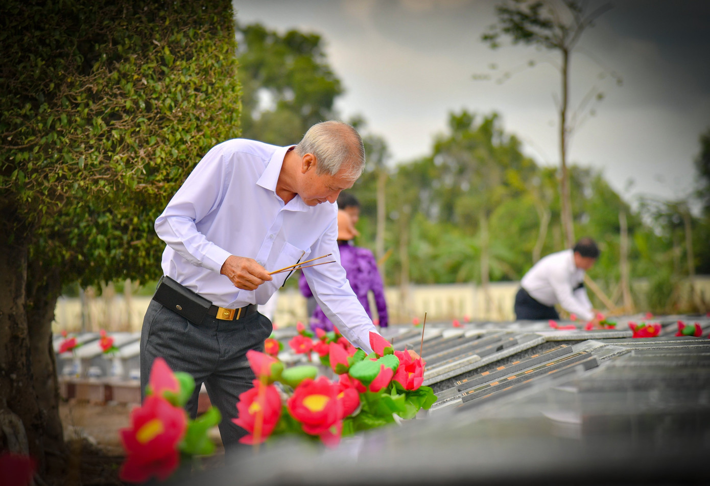 Các đại biểu thắp hương các phần mộ liệt sĩ. Ảnh: Phương Vũ.