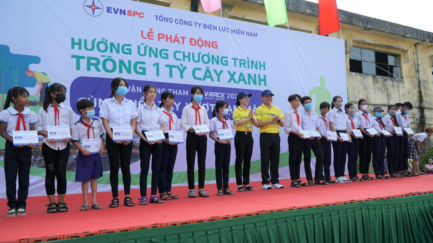và 100 suất học bổng cho các em học sinh.