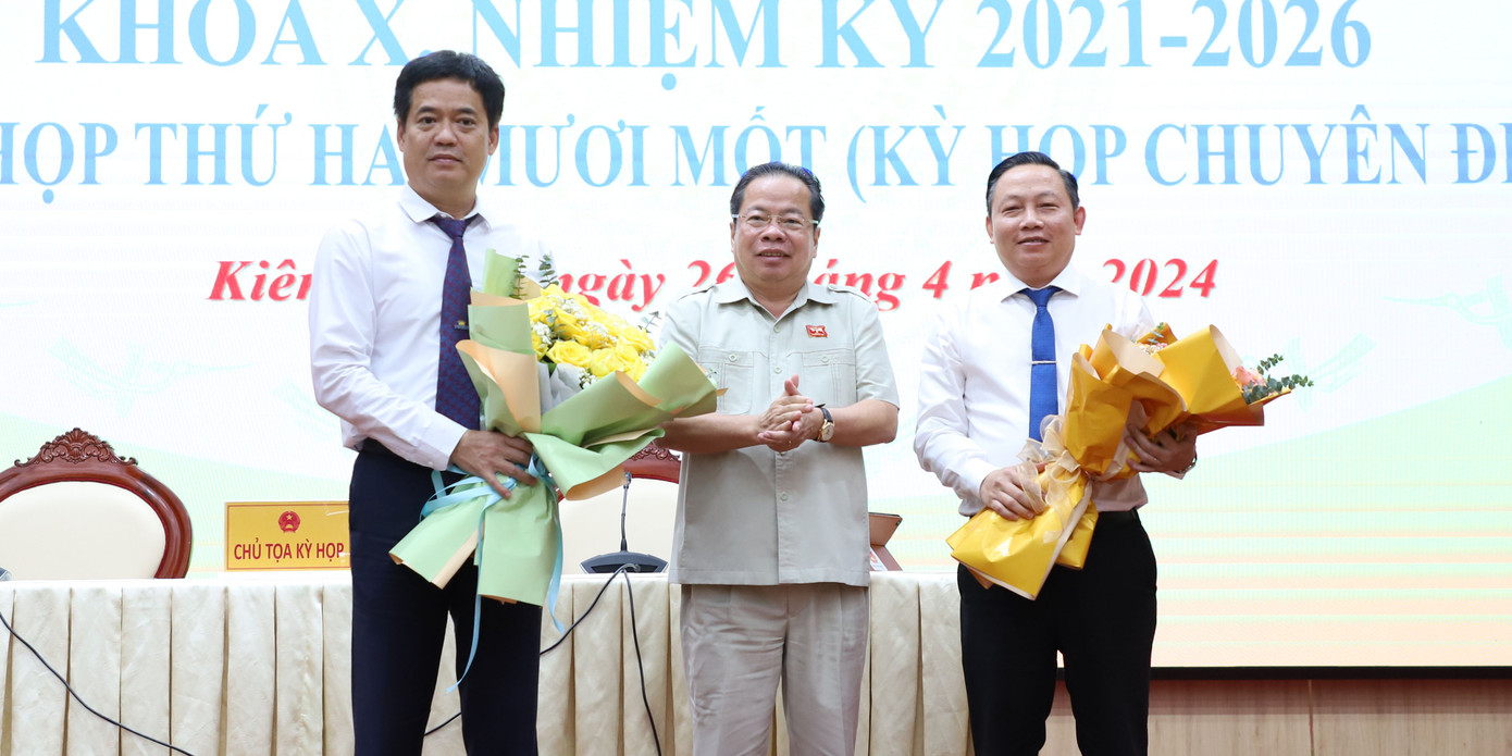 Ông Mai Văn Huỳnh - Chủ tịch HĐND tỉnh Kiên Giang tặng hoa chúc mừng ông Lê Quốc Anh và ông Lê Hữu Toàn. Ông Mai Văn Huỳnh - Chủ tịch HĐND tỉnh Kiên Giang tặng hoa chúc mừng ông Lê Quốc Anh và ông Lê Hữu Toàn.