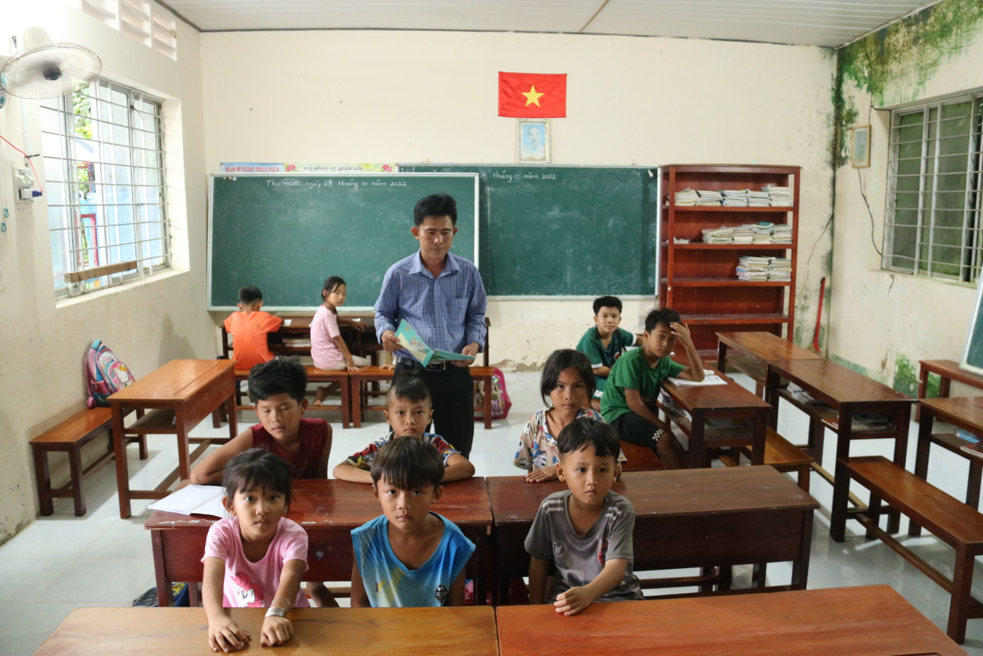 Thầy Trương Tấn Hưng cùng các em học sinh tại điểm lẻ Hòn Đước.