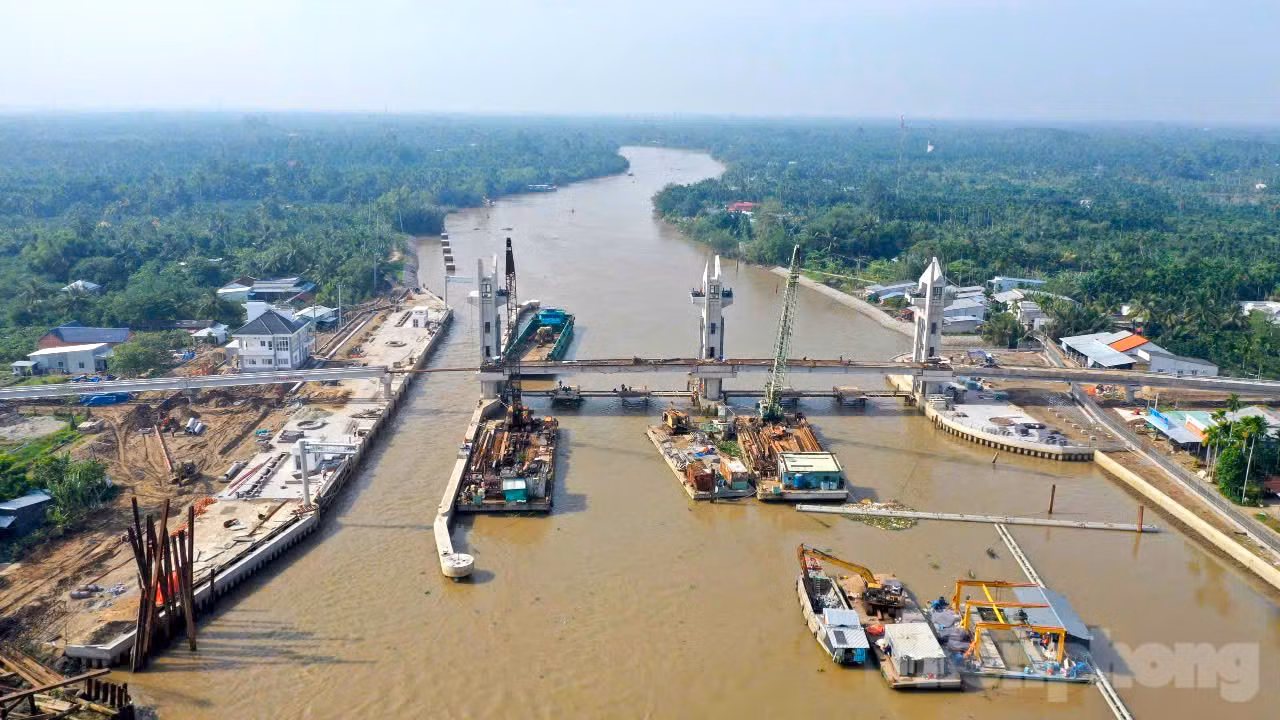 Cống âu Rạch Mọp nằm giáp ranh giữa huyện Kế Sách và Long Phú (tỉnh Sóc Trăng) thuộc Dự án Công trình kiểm soát nguồn nước bờ Nam sông Hậu, do Ban Quản lý đầu tư và xây dựng thủy lợi 10, Bộ Nông nghiệp và Phát triển nông thôn làm chủ đầu tư. Dự án được khởi công tháng 1/2023, là công trình thủy lợi có quy mô lớn nhất trên địa bàn tỉnh Sóc Trăng.
