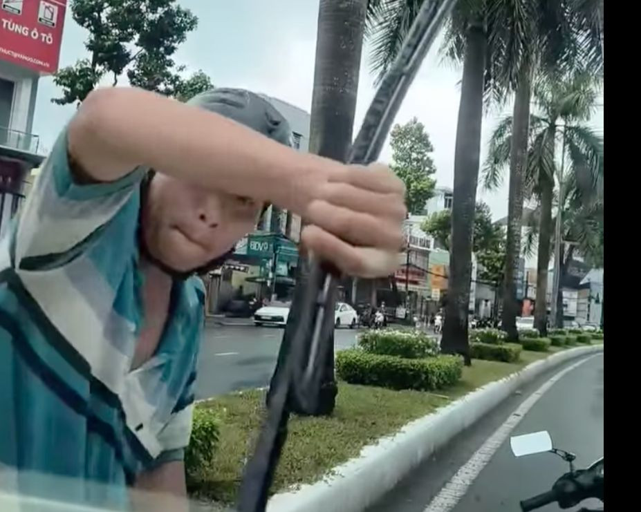 Người đàn ông bẻ cần gạt nước ô tô và liên tục chửi bới lái xe giữa đường.