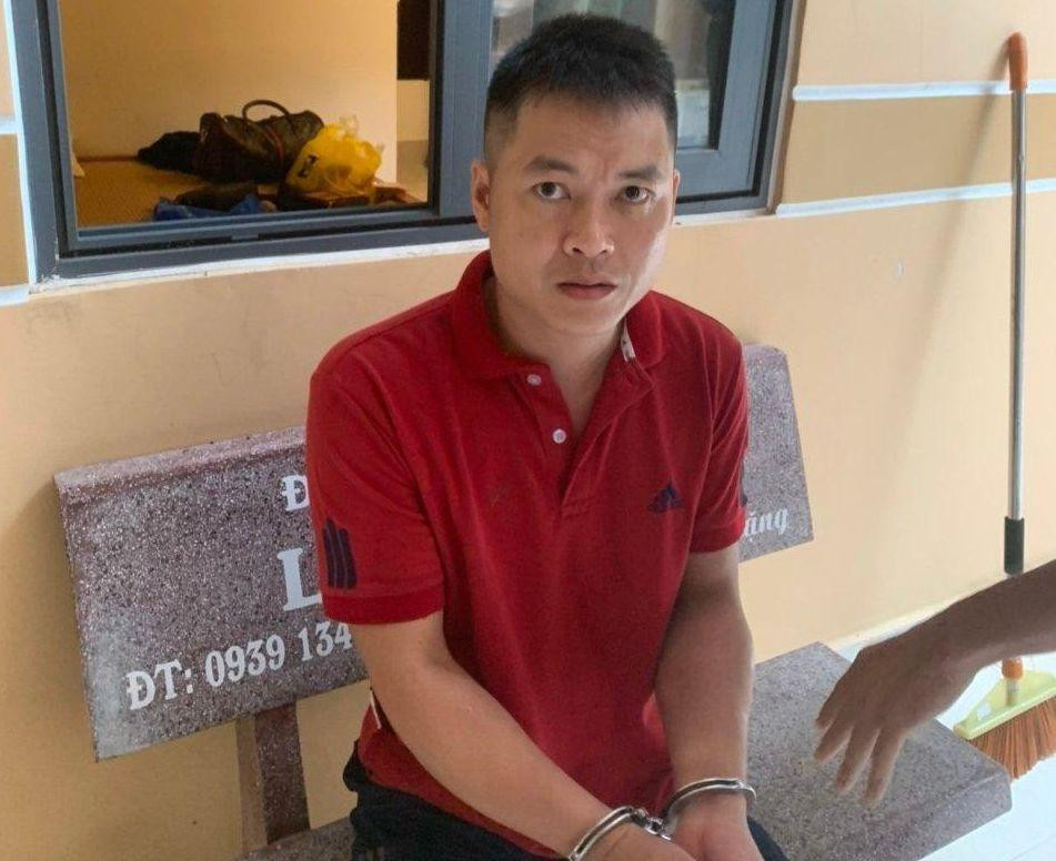 Hoàng Minh Vĩ tại cơ quan công an. Hoàng Minh Vĩ tại cơ quan công an.