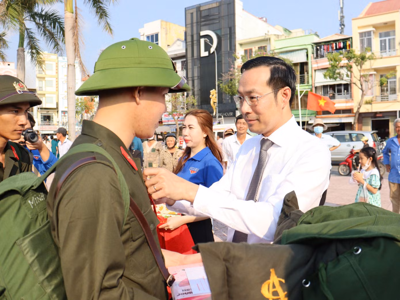 Chủ tịch UBND tỉnh Kiên Giang - ông Nguyễn Thanh Nhàn động viên tân binh trước giờ lên đường.