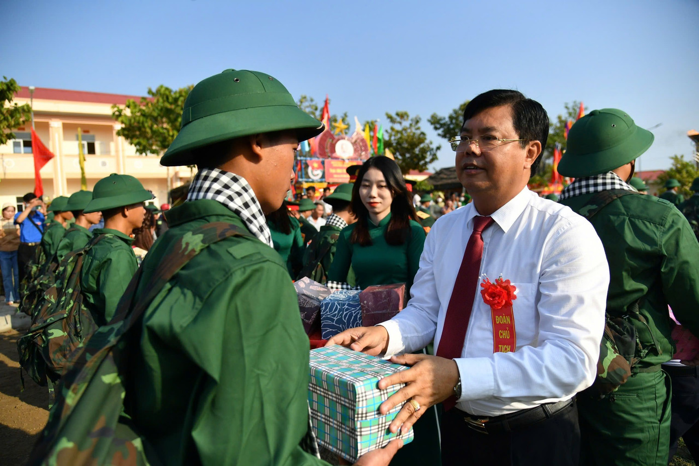Bí thư Tỉnh ủy Kiên Giang - ông Nguyễn Tiến Hải tặng quà và động viên thanh niên lên đường nhập ngũ.