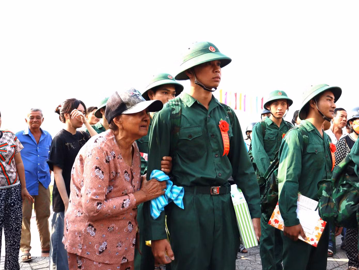 Hình ảnh xúc động tại buổi giao nhận quân tại Kiên Giang. Ảnh: Phương Vũ