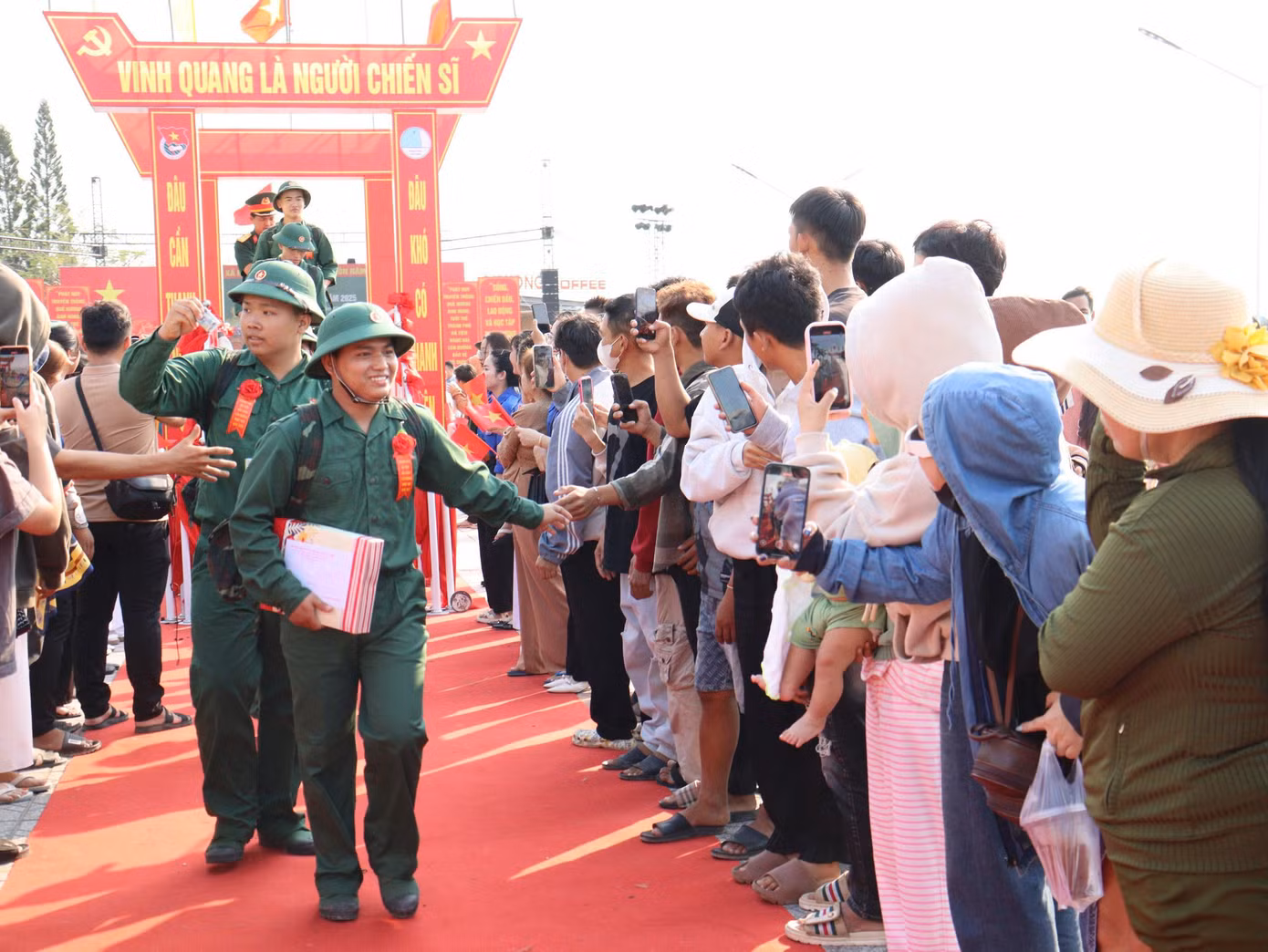 Các tân binh tạm biệt gia đình để lên đường thực hiện trách nhiệm của người trẻ với đất nước. Ảnh: Phương Vũ